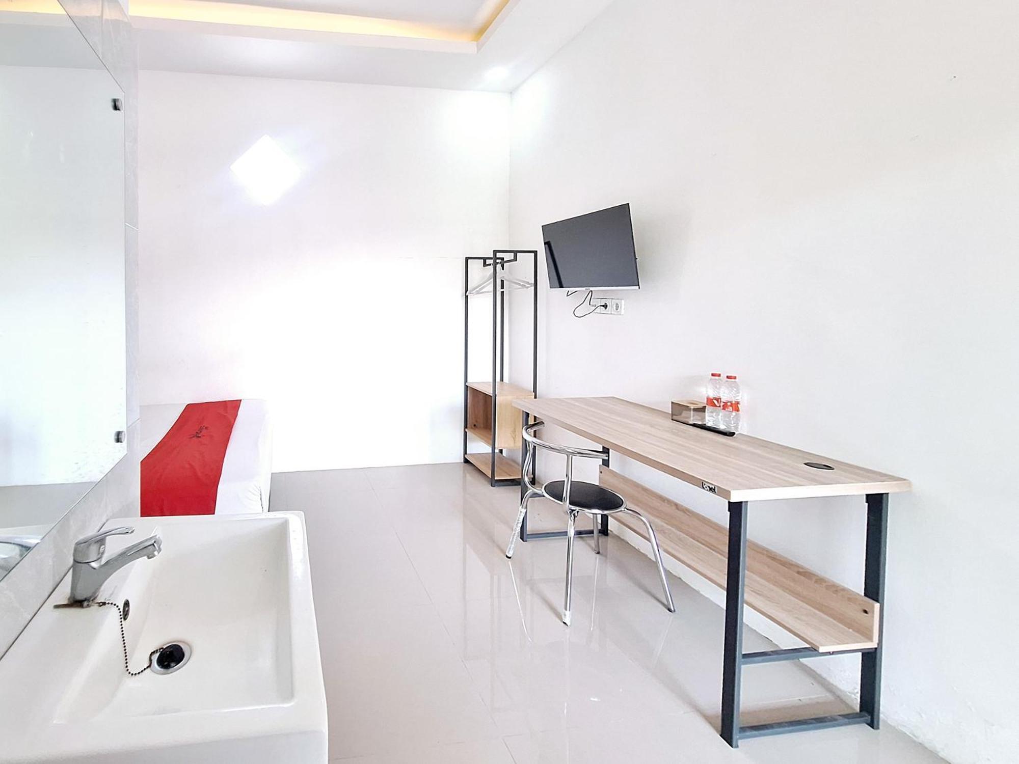 Reddoorz Near Stasiun Kediri Hotel Kediri  Exterior foto